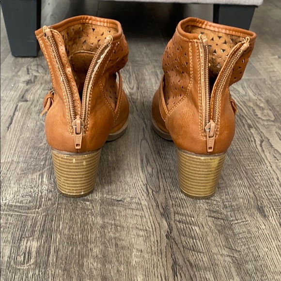 Ankle Boot - Picture 2 of 6